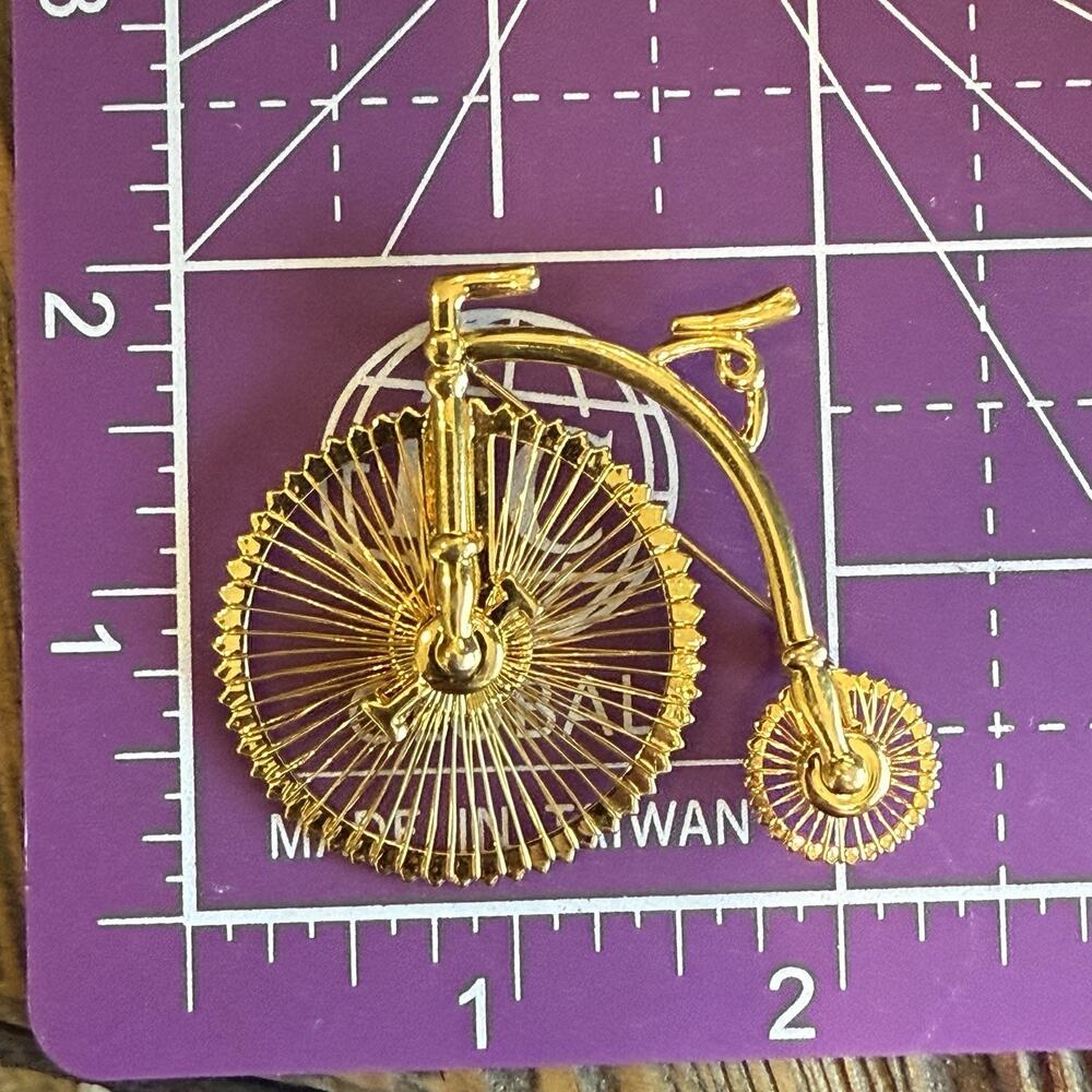 Vintage Signed MONET Gold Tone Old Fashioned High Wheel Bicycle Bike Pin Brooch - Picture 4 of 6